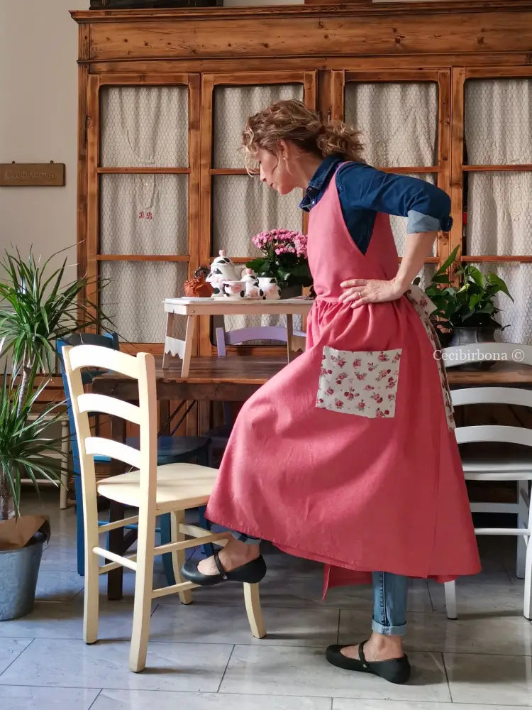Grembiule rosso ciliegia con roselline (Ref. 391) grembiule donna tessuti moderni