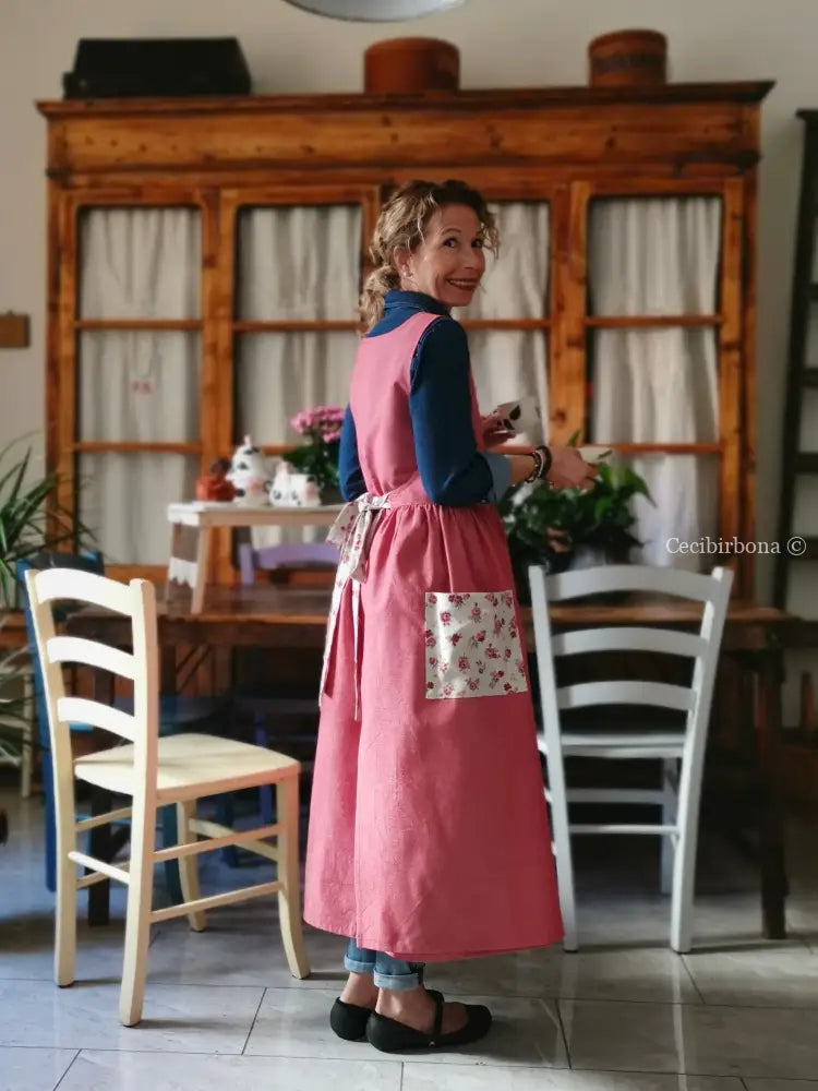 Grembiule rosso ciliegia con roselline (Ref. 391) grembiule donna tessuti moderni