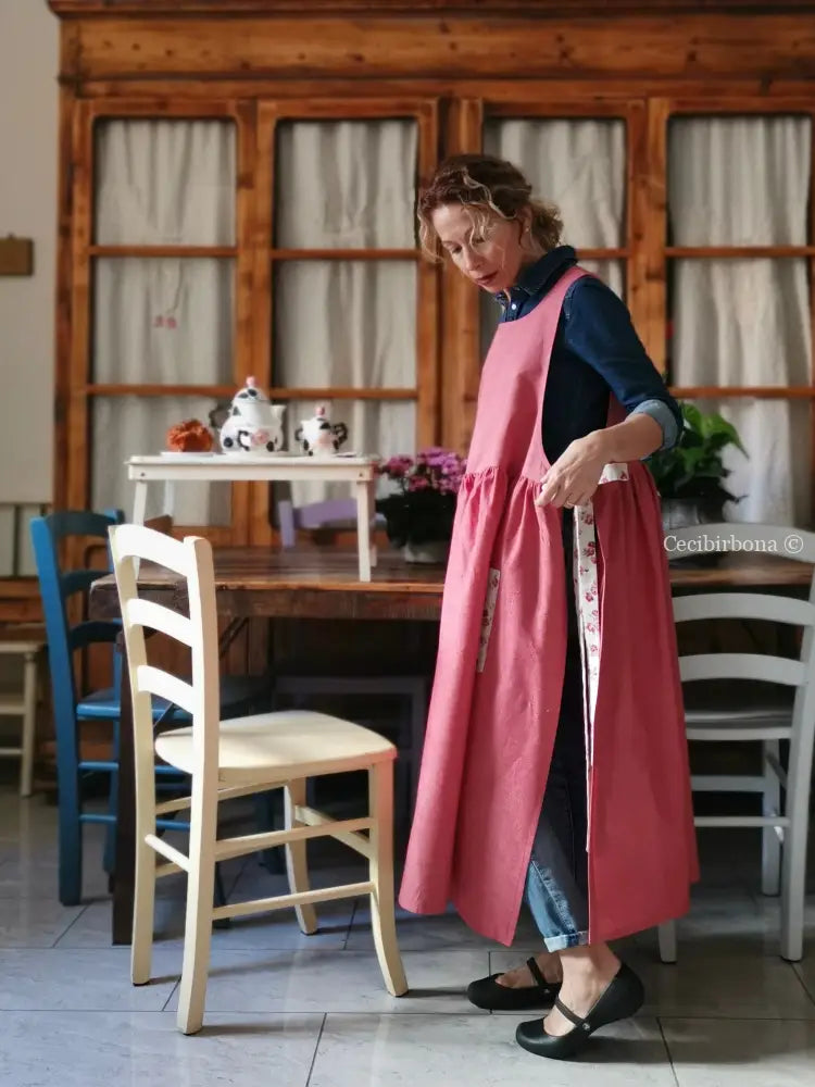 Grembiule rosso ciliegia con roselline (Ref. 391) grembiule donna tessuti moderni