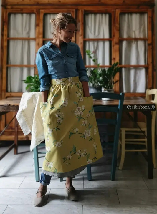Grembiule senape con i fiori di ciliegio senza pettorina (Ref. 324) grembiule donna tessuti moderni