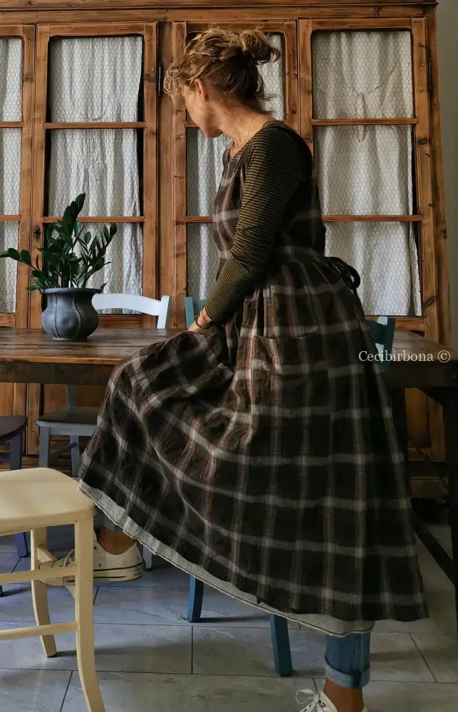 Grembiule tartan marrone con tasche grembiule donna tessuti moderni
