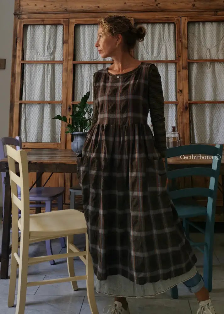 Grembiule tartan marrone con tasche grembiule donna tessuti moderni