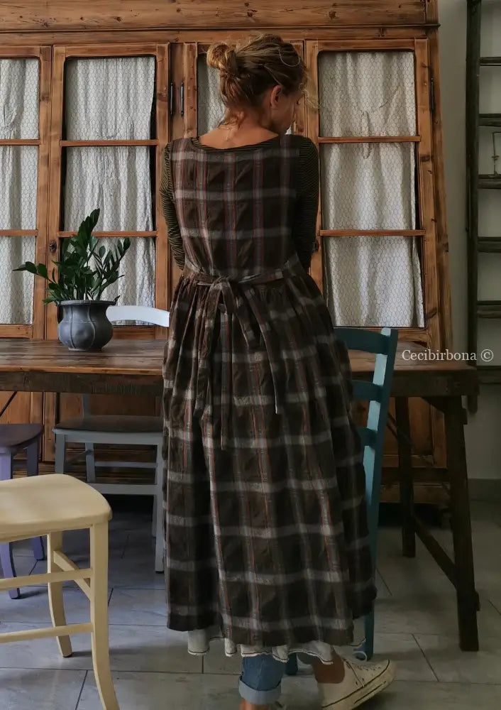 Grembiule tartan marrone con tasche grembiule donna tessuti moderni