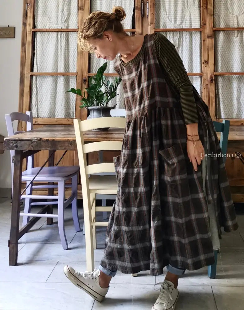 Grembiule tartan marrone con tasche grembiule donna tessuti moderni
