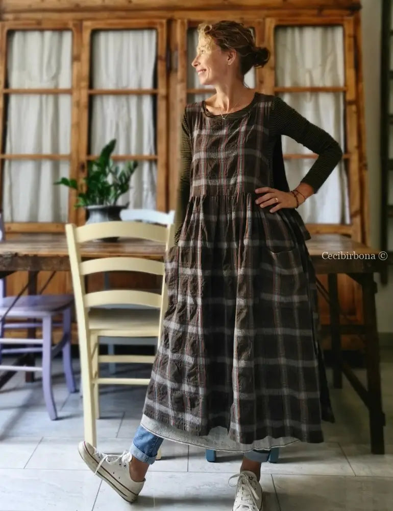 Grembiule tartan marrone con tasche grembiule donna tessuti moderni