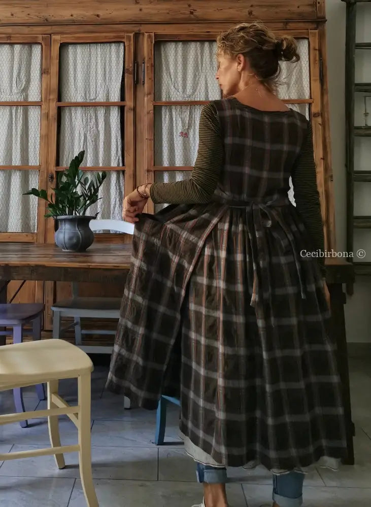 Grembiule tartan marrone con tasche grembiule donna tessuti moderni