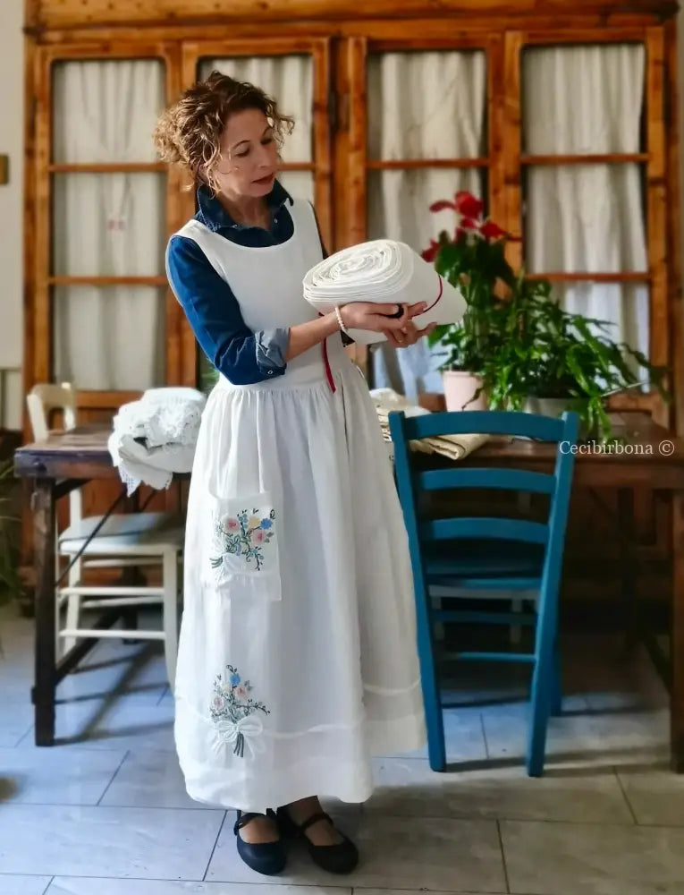 Il grembiule con i bouquet (Ref. 472) grembiule donna tessuti moderni