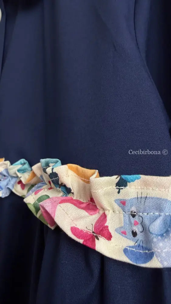 Il grembiule con i gattini su base chiara con rouche - grembiule scuola bimba