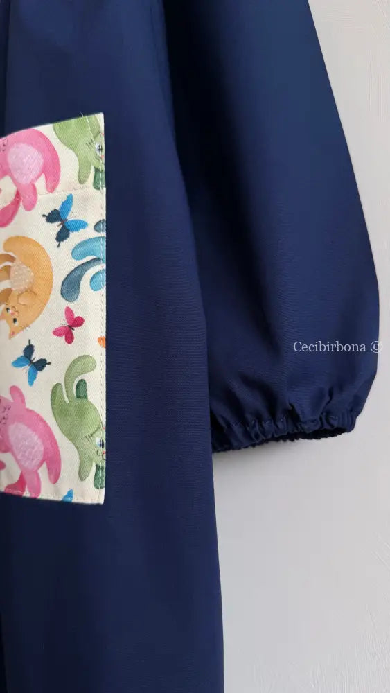 Il grembiule con i gattini su base chiara con rouche - grembiule scuola bimba