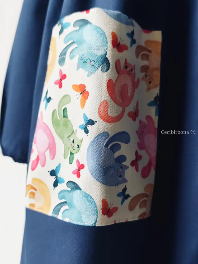 Il grembiule con i gattini su base chiara grembiule scuola bimba