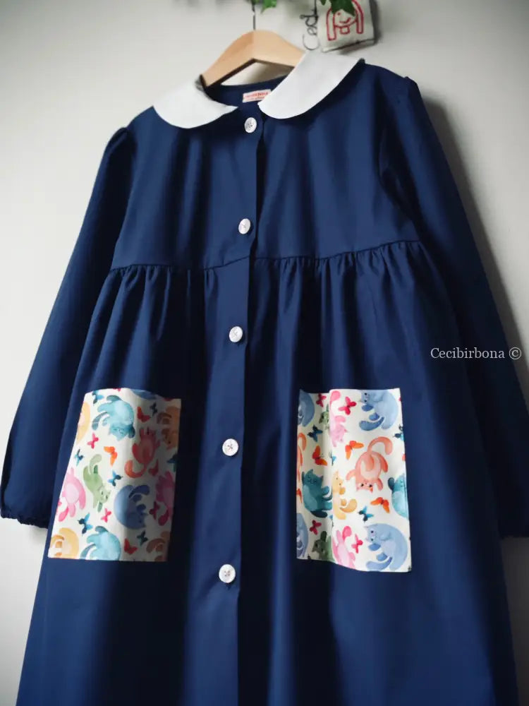 Il grembiule con i gattini su base chiara grembiule scuola bimba