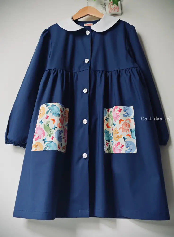 Il grembiule con i gattini su base chiara grembiule scuola bimba