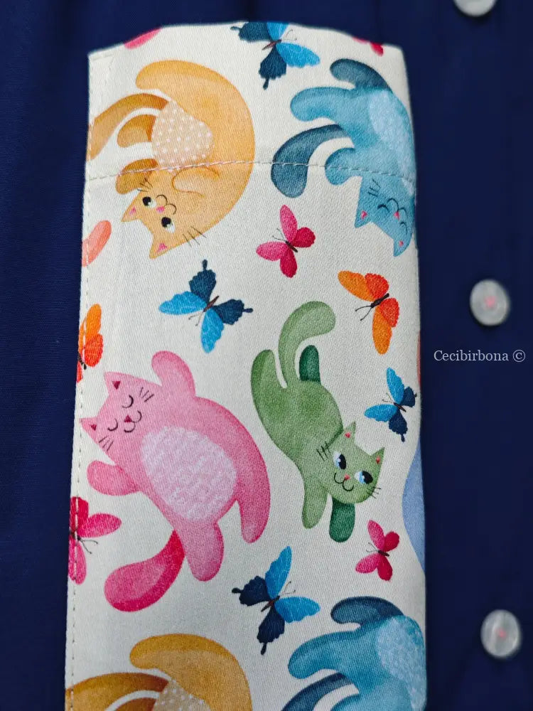 Il grembiule con i gattini su base chiara grembiule scuola bimba