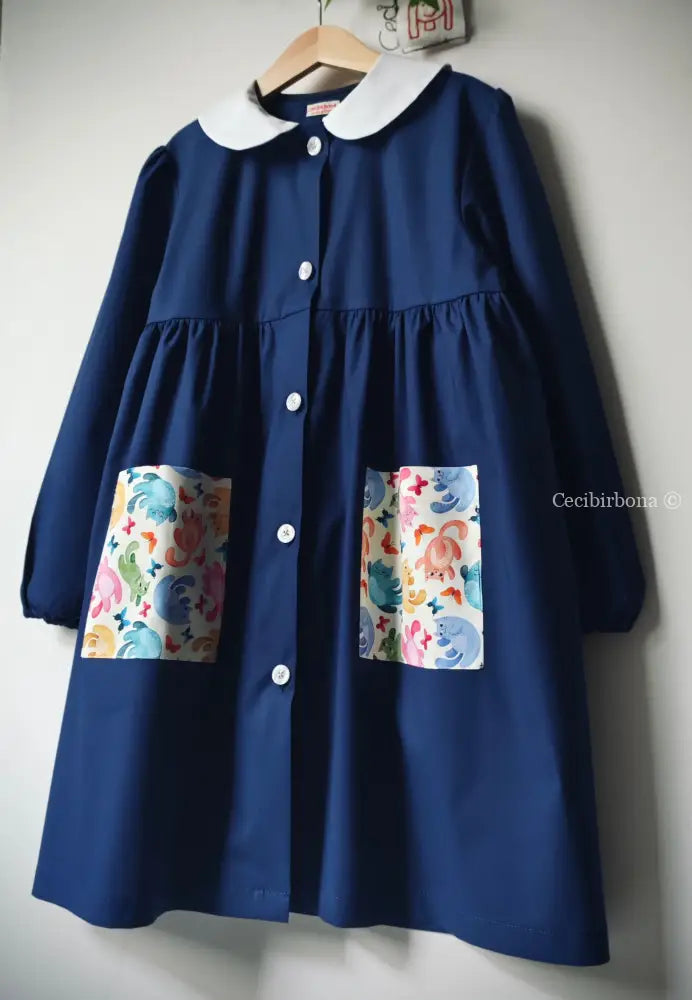 Il grembiule con i gattini su base chiara grembiule scuola bimba