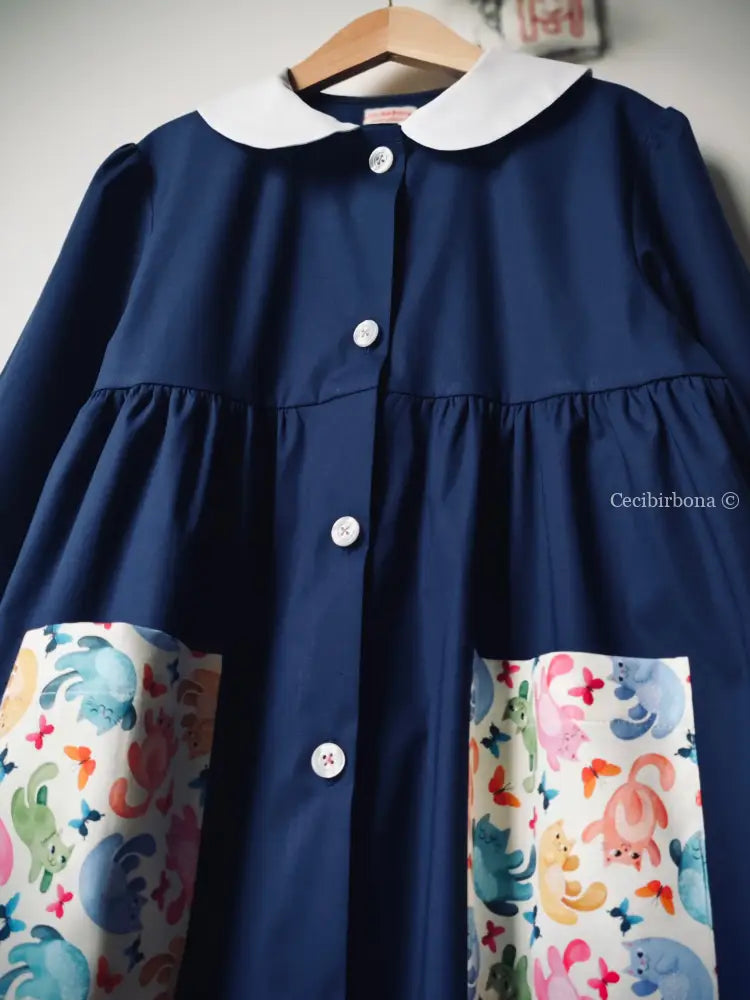 Il grembiule con i gattini su base chiara grembiule scuola bimba