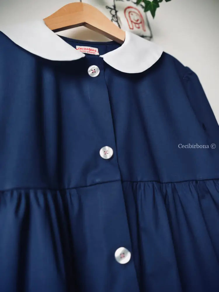 Il grembiule con i gattini su base chiara grembiule scuola bimba