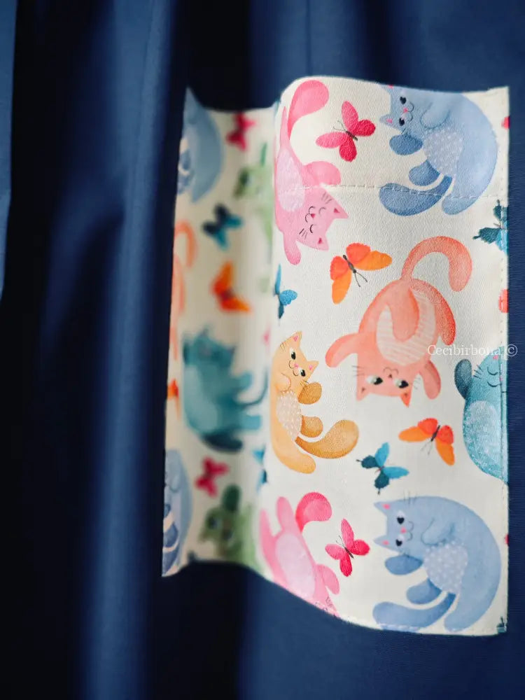 Il grembiule con i gattini su base chiara grembiule scuola bimba