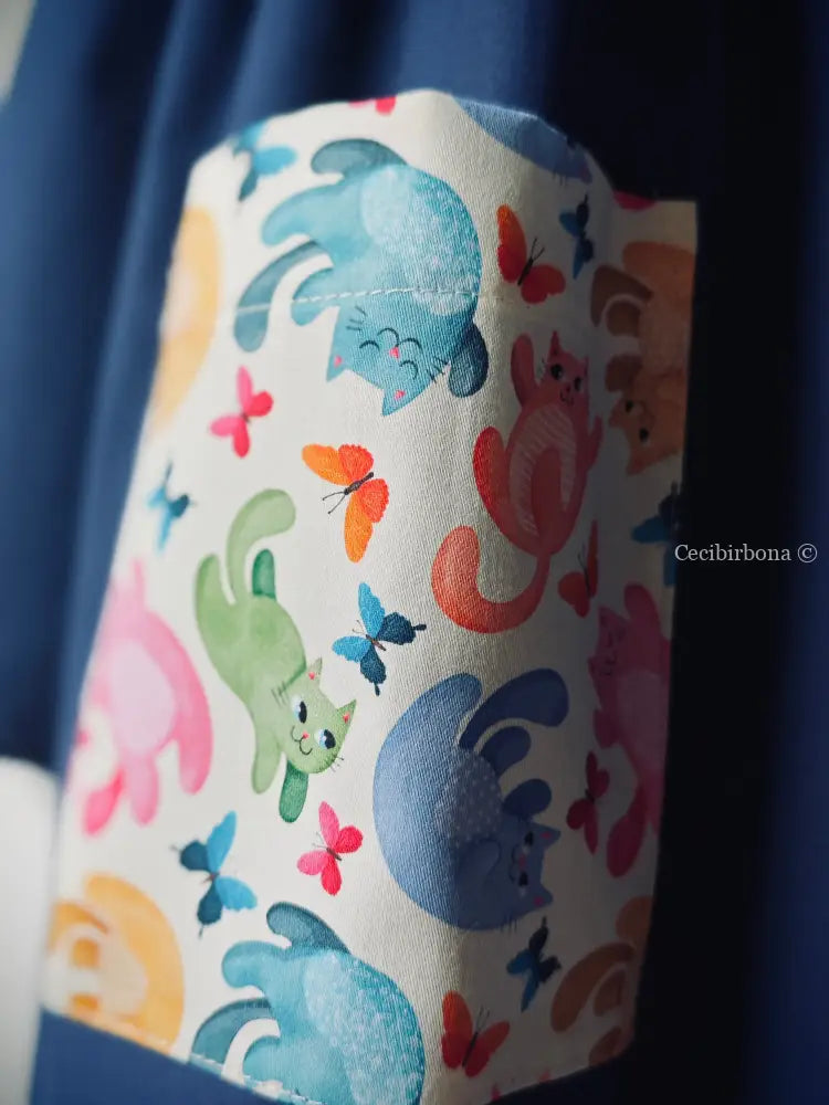 Il grembiule con i gattini su base chiara grembiule scuola bimba