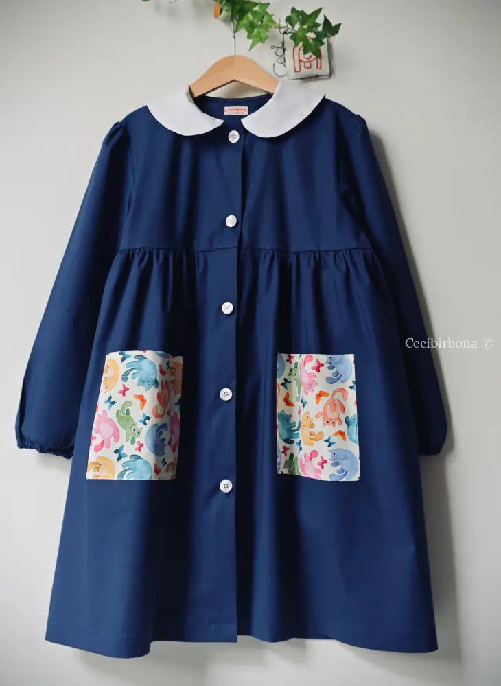 Il grembiule con i gattini su base chiara grembiule scuola bimba