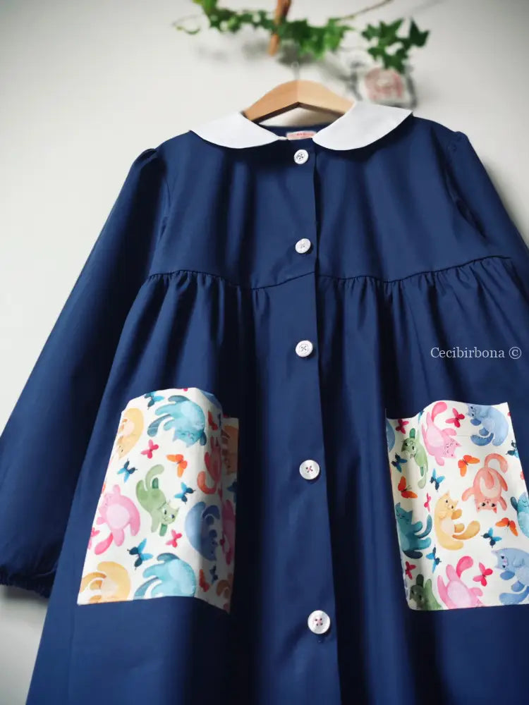 Il grembiule con i gattini su base chiara grembiule scuola bimba