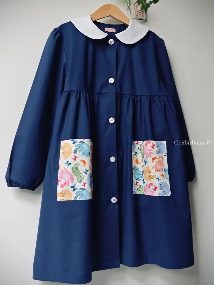 Il grembiule con i gattini su base chiara grembiule scuola bimba