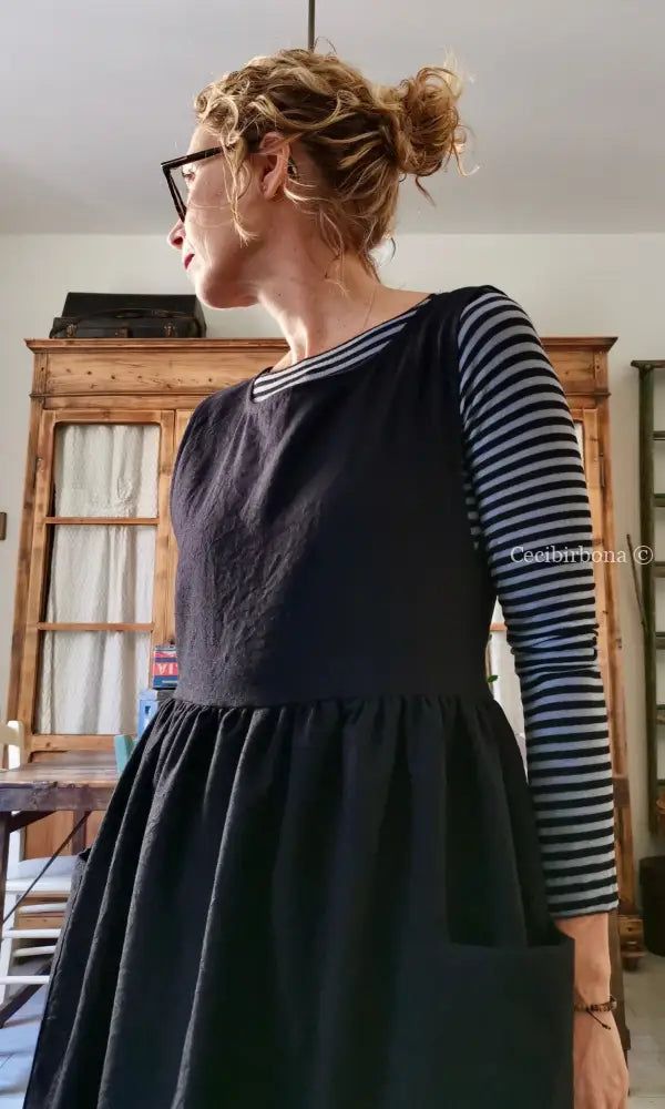 Il grembiule da cucina in lana lavata blu scuro (Ref. 51) grembiule donna tessuti moderni