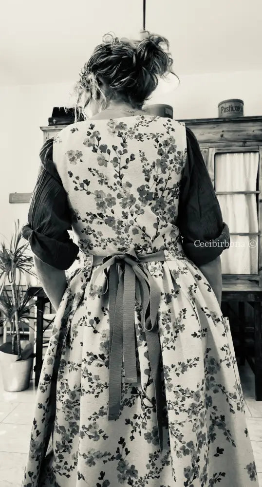 Il grembiule della primavera con lacci di gros grain (Ref. 404) grembiule donna tessuti moderni