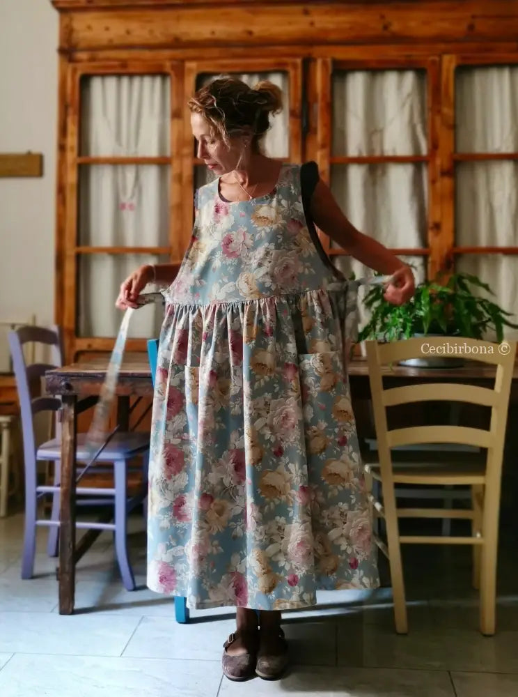 Il grembiule delle rose su fondo azzurro polvere (Ref. 537) - grembiule donna tessuti moderni