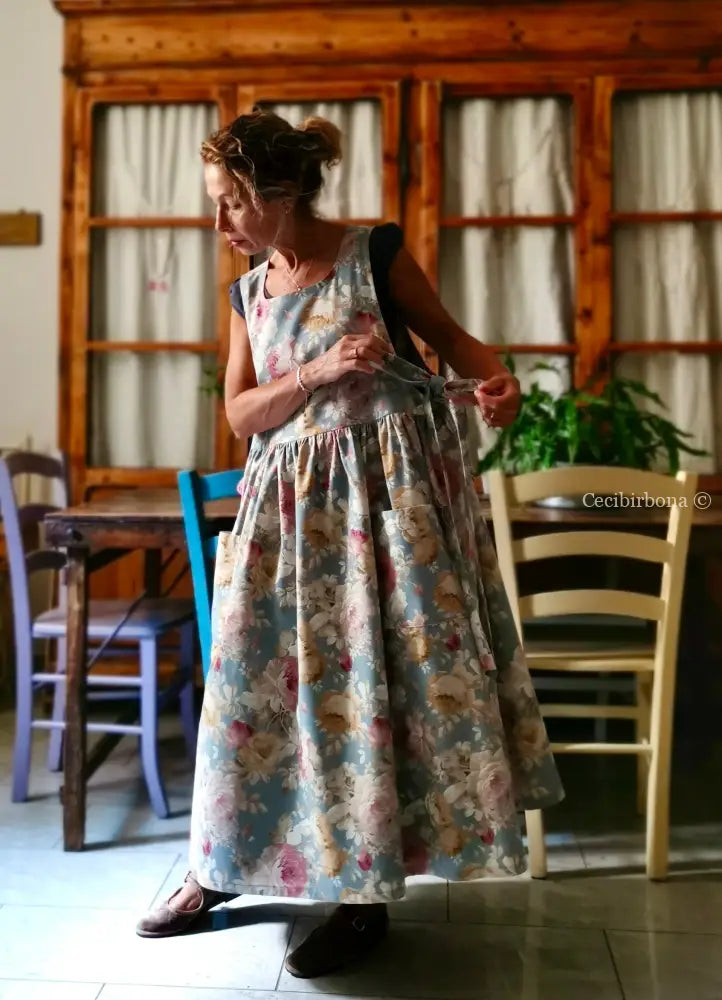Il grembiule delle rose su fondo azzurro polvere (Ref. 537) - grembiule donna tessuti moderni