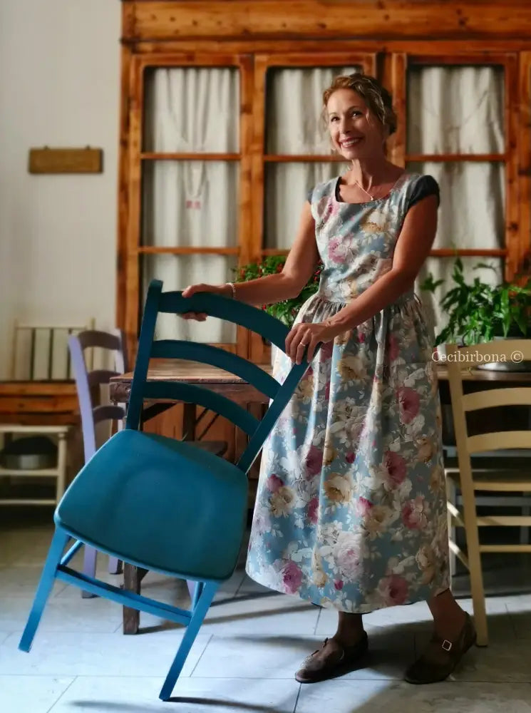 Il grembiule delle rose su fondo azzurro polvere (Ref. 537) - grembiule donna tessuti moderni
