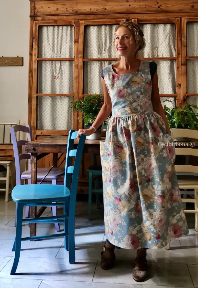 Il grembiule delle rose su fondo azzurro polvere (Ref. 537) - grembiule donna tessuti moderni