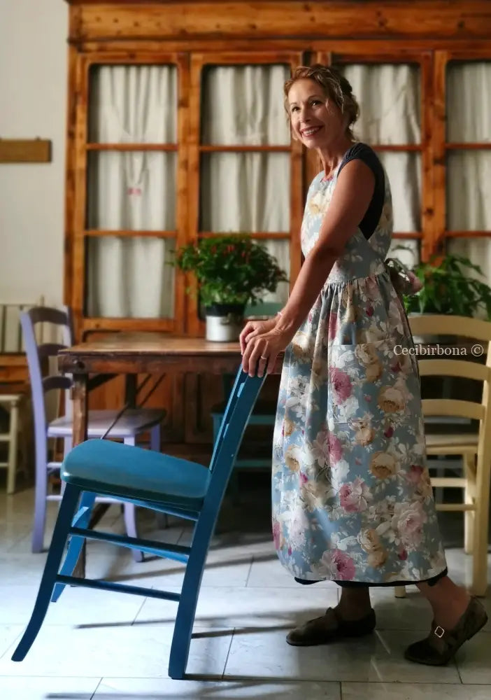 Il grembiule delle rose su fondo azzurro polvere (Ref. 537) - grembiule donna tessuti moderni