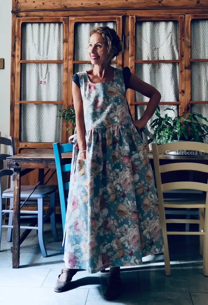 Il grembiule delle rose su fondo azzurro polvere (Ref. 537) - grembiule donna tessuti moderni