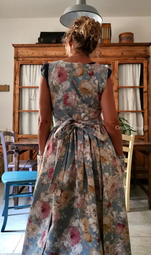 Il grembiule delle rose su fondo azzurro polvere (Ref. 537) - grembiule donna tessuti moderni