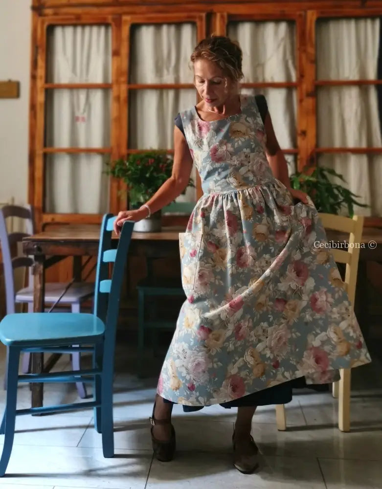 Il grembiule delle rose su fondo azzurro polvere (Ref. 537) - grembiule donna tessuti moderni