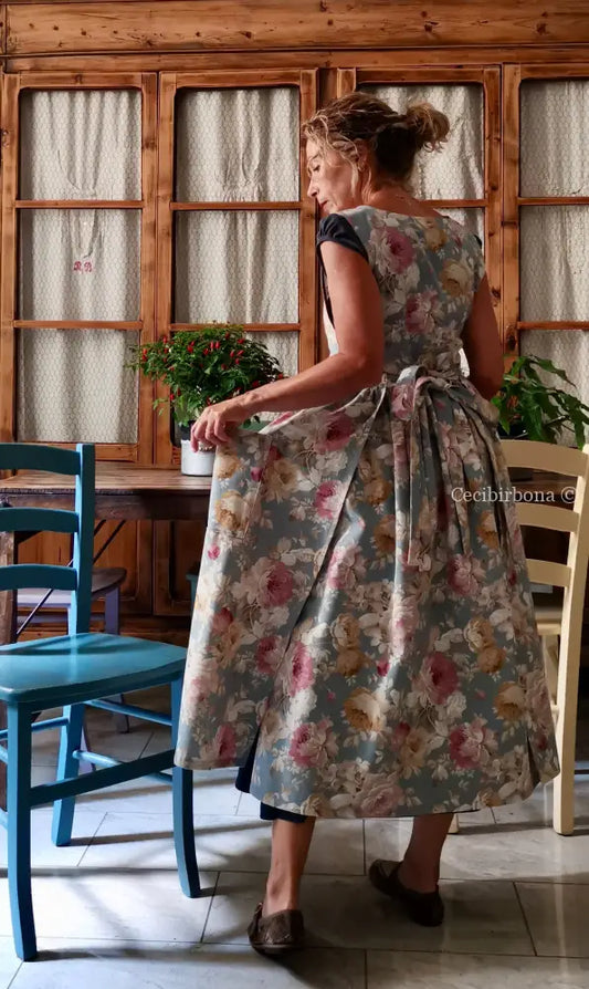 Il grembiule delle rose su fondo azzurro polvere (Ref. 537) - grembiule donna tessuti moderni