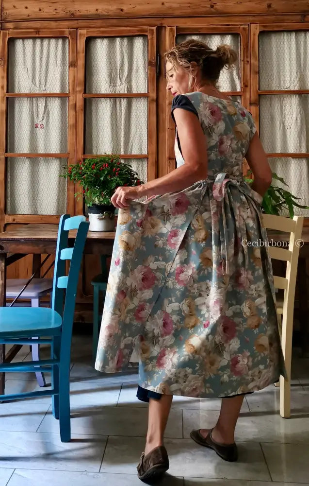 Il grembiule delle rose su fondo azzurro polvere (Ref. 537) - grembiule donna tessuti moderni