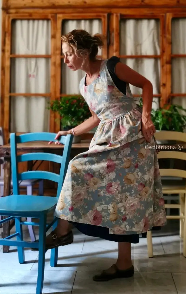 Il grembiule delle rose su fondo azzurro polvere (Ref. 537) - grembiule donna tessuti moderni