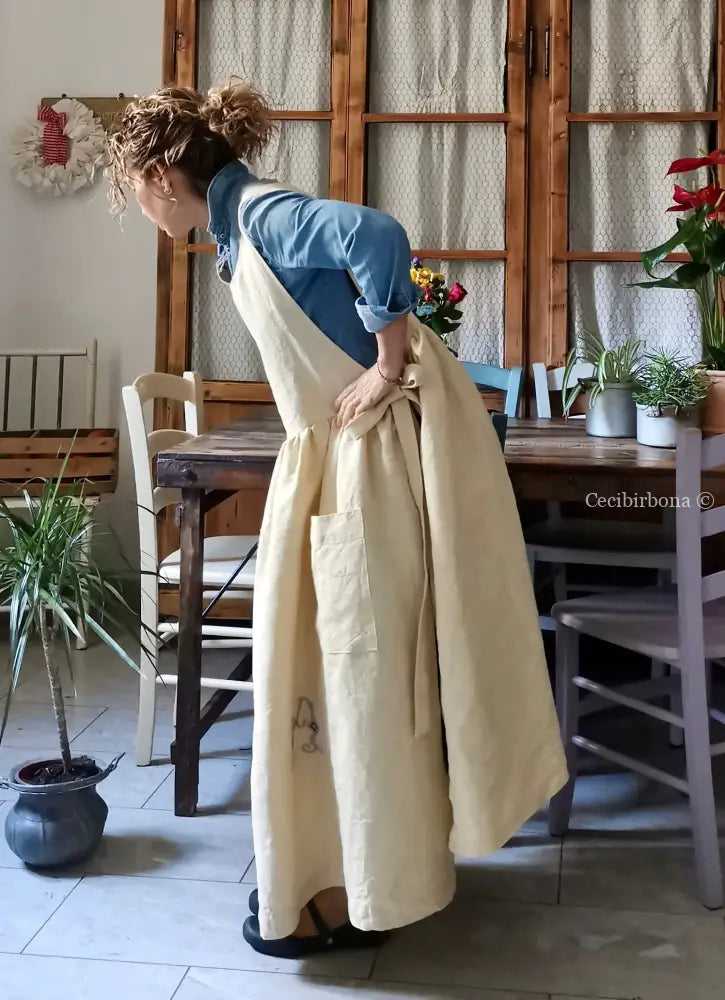 Il grembiule in lino con la dama con l’ombrellino (Ref. 477) grembiule donna tessuti antichi