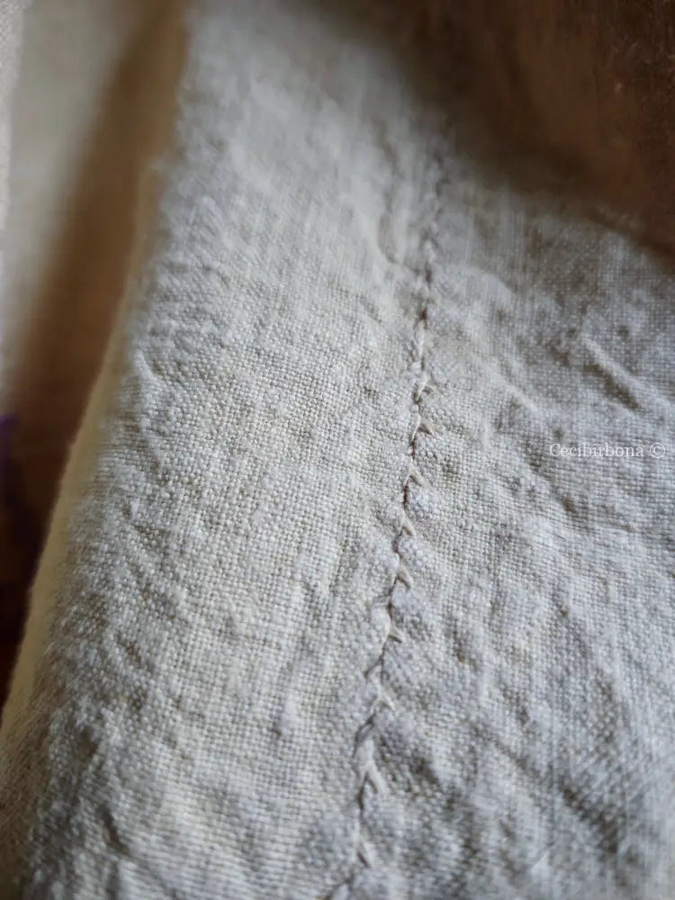 Il grembiule in lino con la dama con l’ombrellino (Ref. 477) grembiule donna tessuti antichi