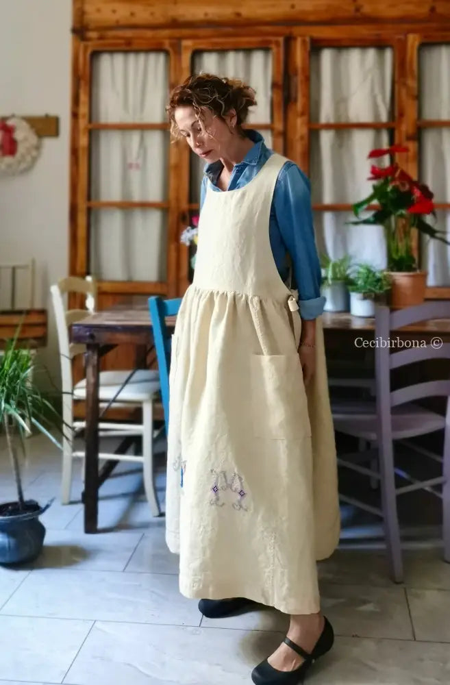 Il grembiule in lino con la dama con l’ombrellino (Ref. 477) grembiule donna tessuti antichi