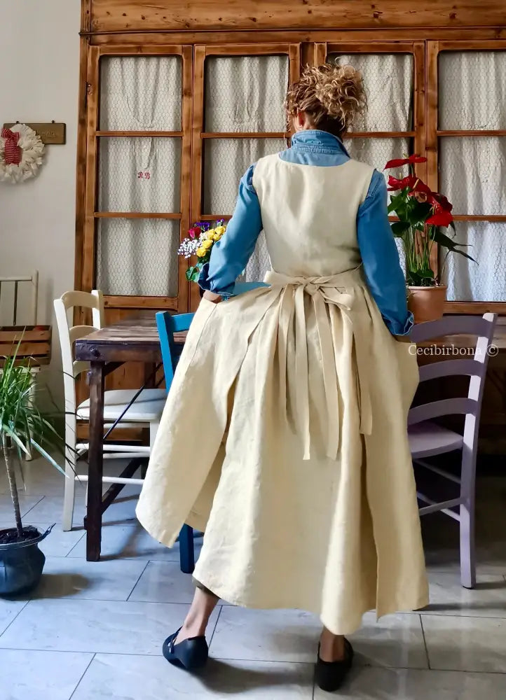Il grembiule in lino con la dama con l’ombrellino (Ref. 477) grembiule donna tessuti antichi