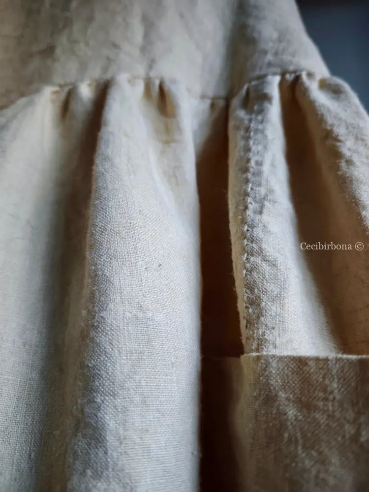 Il grembiule in lino con la dama con l’ombrellino (Ref. 477) grembiule donna tessuti antichi