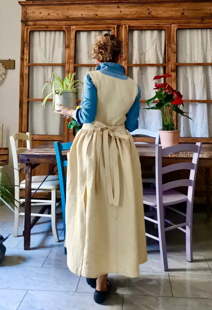Il grembiule in lino con la dama con l’ombrellino (Ref. 477) grembiule donna tessuti antichi
