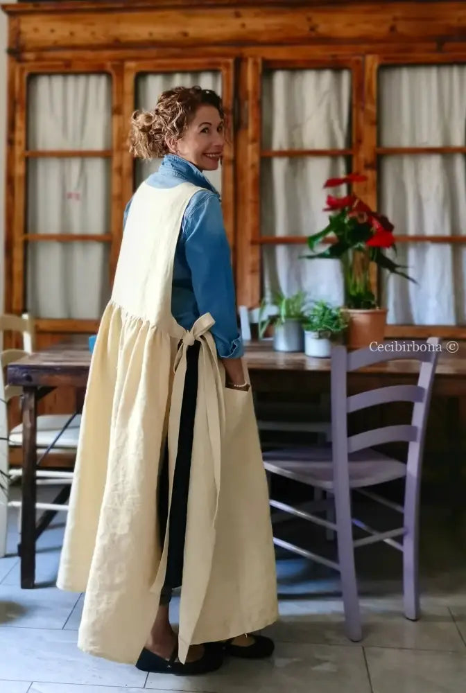 Il grembiule in lino con la dama con l’ombrellino (Ref. 477) grembiule donna tessuti antichi