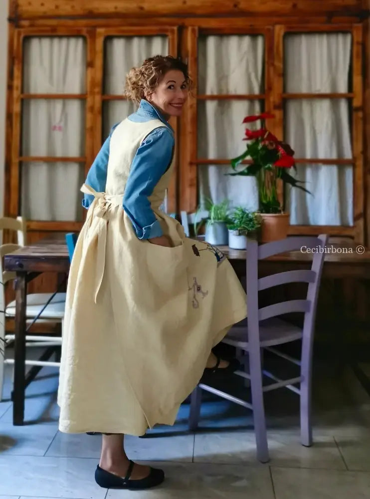 Il grembiule in lino con la dama con l’ombrellino (Ref. 477) grembiule donna tessuti antichi