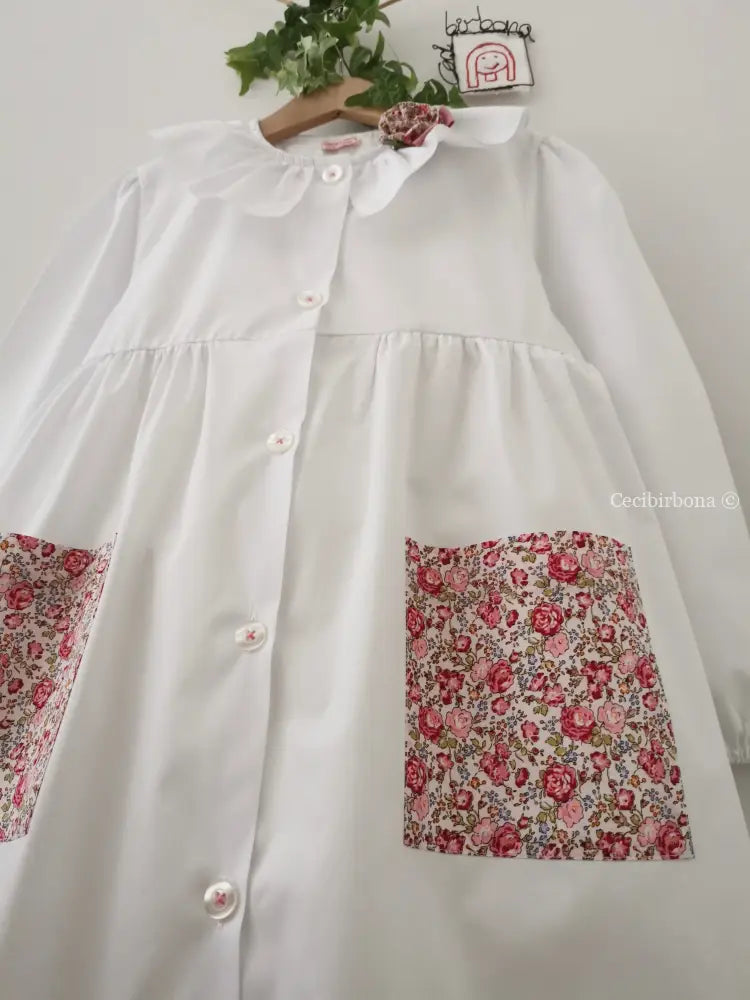 Il grembiulino bianco con le rose e i nontiscordardimé e colletto pierrot per scuola primaria grembiule scuola bimba