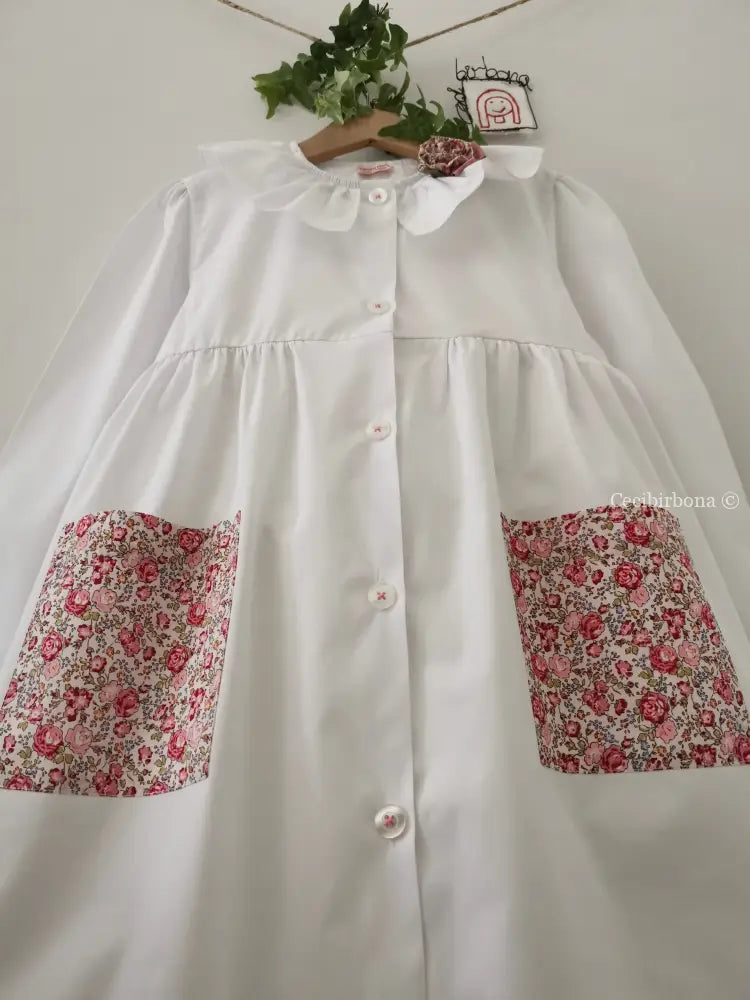 Il grembiulino bianco con le rose e i nontiscordardimé e colletto pierrot per scuola primaria grembiule scuola bimba