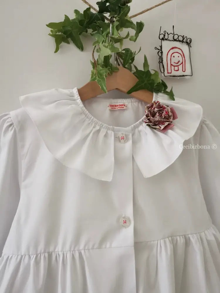 Il grembiulino bianco con le rose e i nontiscordardimé e colletto pierrot per scuola primaria grembiule scuola bimba