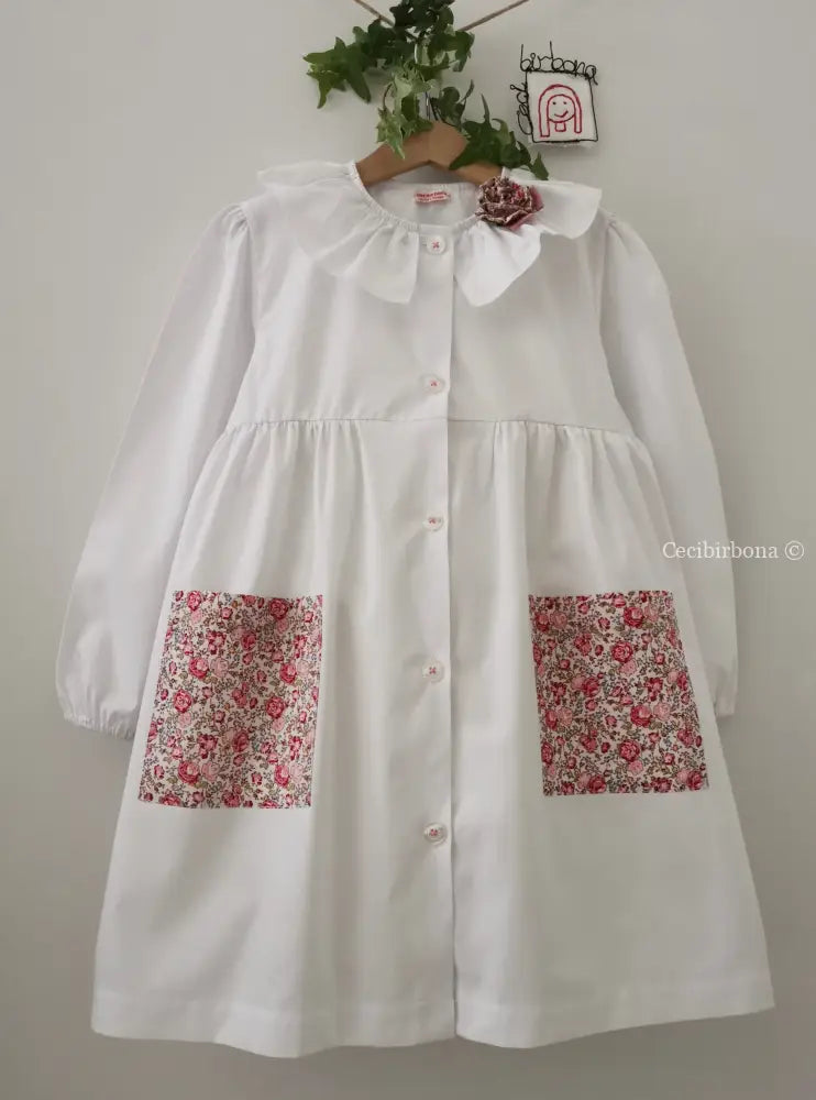 Il grembiulino bianco con le rose e i nontiscordardimé e colletto pierrot per scuola primaria grembiule scuola bimba